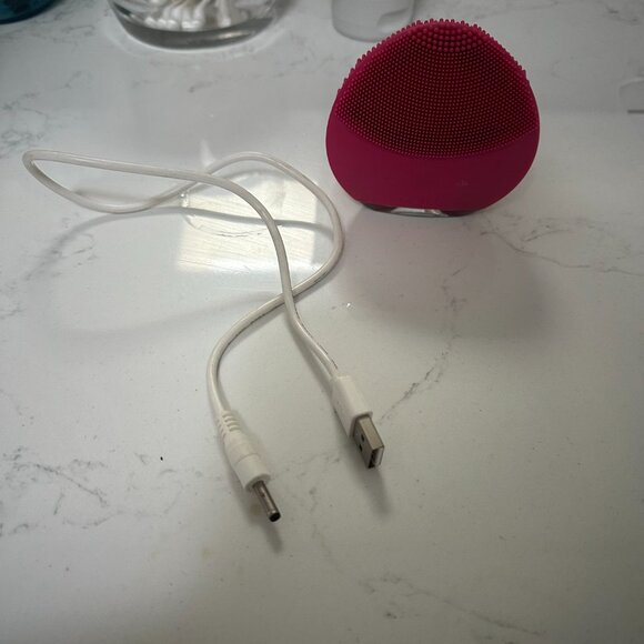 Foreo Luna Mini 2 in Fuschia - Picture 2 of 4